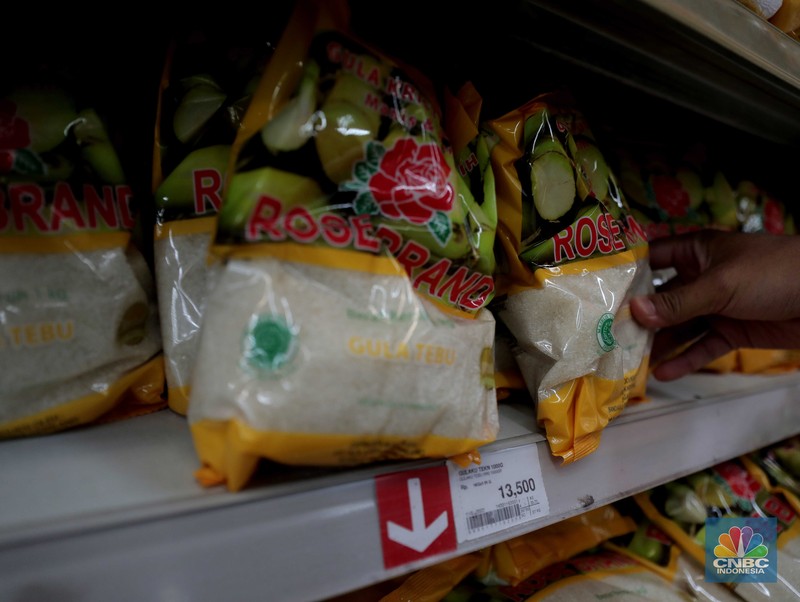 Penjualan Gula Pasir di Supermarket, Selasa (29/3/2022). (CNBC Indonesia/ Muhammad Sabki)