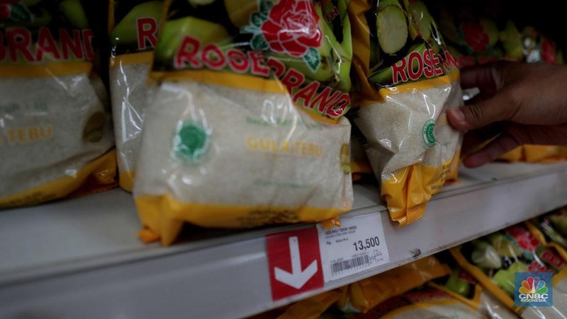Penjualan Gula Pasir di Supermarket, Selasa (29/3/2022). (CNBC Indonesia/ Muhammad Sabki)