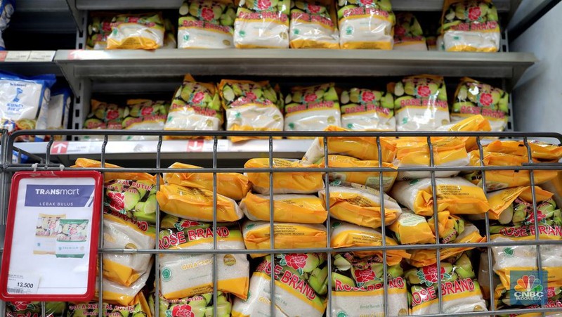 Penjualan Gula Pasir di Supermarket, Selasa (29/3/2022). (CNBC Indonesia/ Muhammad Sabki)