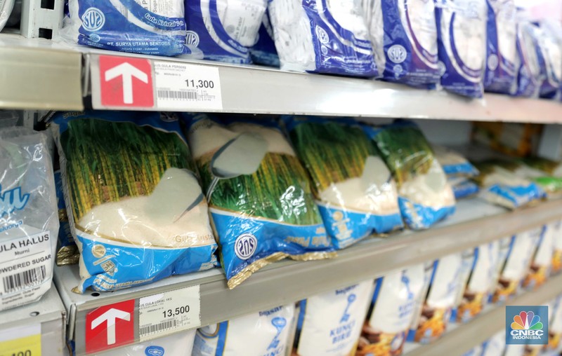 Penjualan Gula Pasir di Supermarket, Selasa (29/3/2022). (CNBC Indonesia/ Muhammad Sabki)