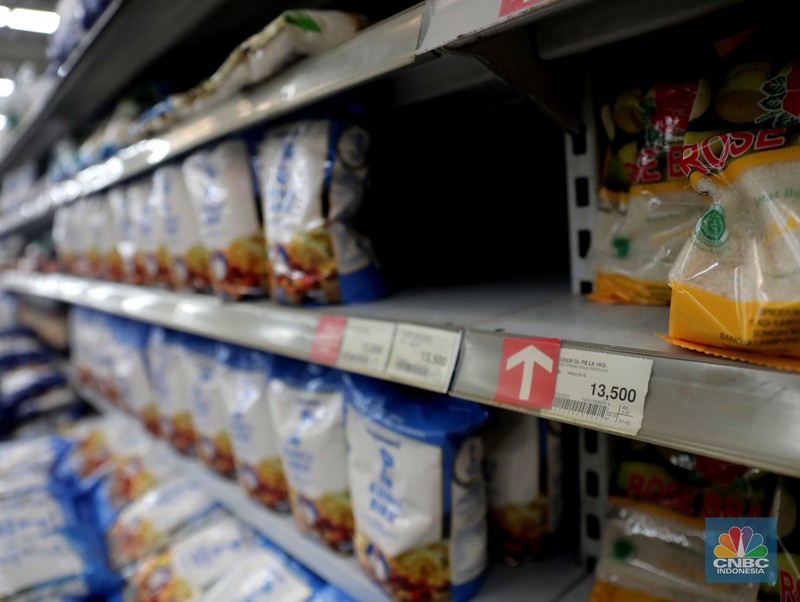 Penjualan Gula Pasir di Supermarket, Selasa (29/3/2022). (CNBC Indonesia/ Muhammad Sabki)