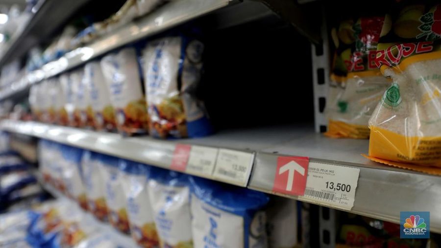 Penjualan Gula Pasir di Supermarket, Selasa (29/3/2022). (CNBC Indonesia/ Muhammad Sabki)