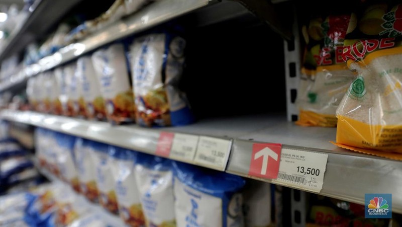 Penjualan Gula Pasir di Supermarket, Selasa (29/3/2022). (CNBC Indonesia/ Muhammad Sabki)