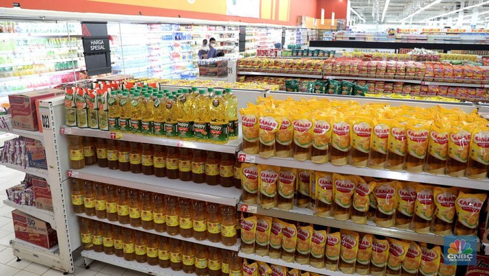 Penjualan Minyak Goreng Kemasan di Supermarket, Selasa (29/3/2022). (CNBC Indonesia/ Muhammad Sabki)