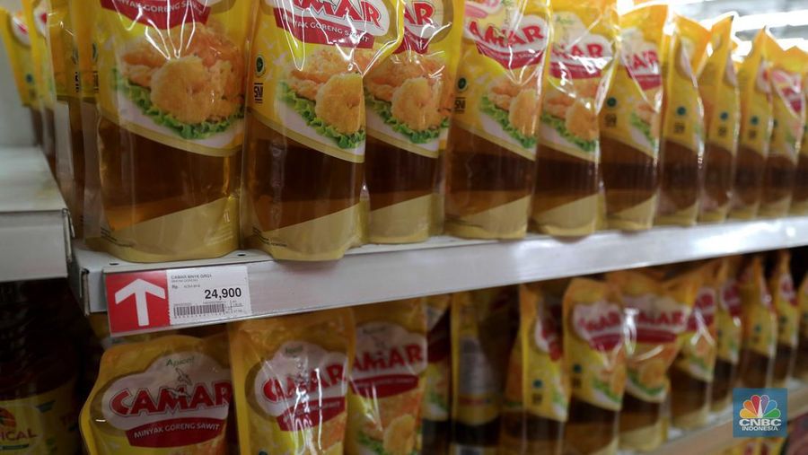 Penjualan Minyak Goreng Kemasan di Supermarket, Selasa (29/3/2022). (CNBC Indonesia/ Muhammad Sabki)