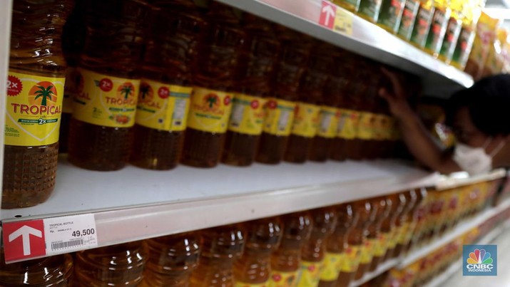 Penjualan Minyak Goreng Kemasan di Supermarket Penjualan Minyak Goreng Kemasan di Supermarket, Selasa (29/3/2022). (CNBC Indonesia/ Muhammad Sabki)