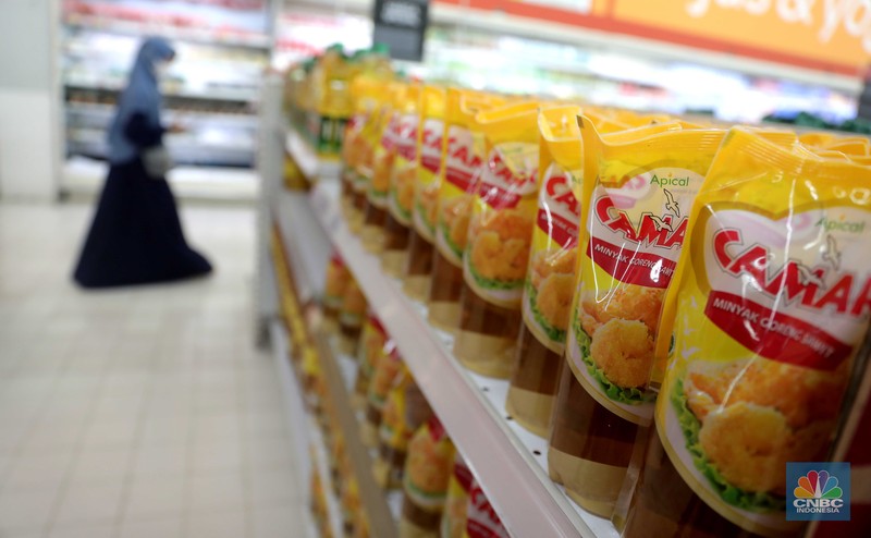 Penjualan Minyak Goreng Kemasan di Supermarket, Selasa (29/3/2022). (CNBC Indonesia/ Muhammad Sabki)