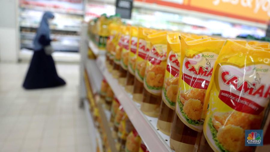 Penjualan Minyak Goreng Kemasan di Supermarket, Selasa (29/3/2022). (CNBC Indonesia/ Muhammad Sabki)