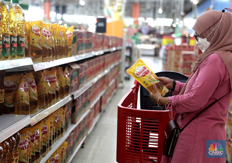 Penjualan Minyak Goreng Kemasan di Supermarket, Selasa (29/3/2022). (CNBC Indonesia/ Muhammad Sabki)