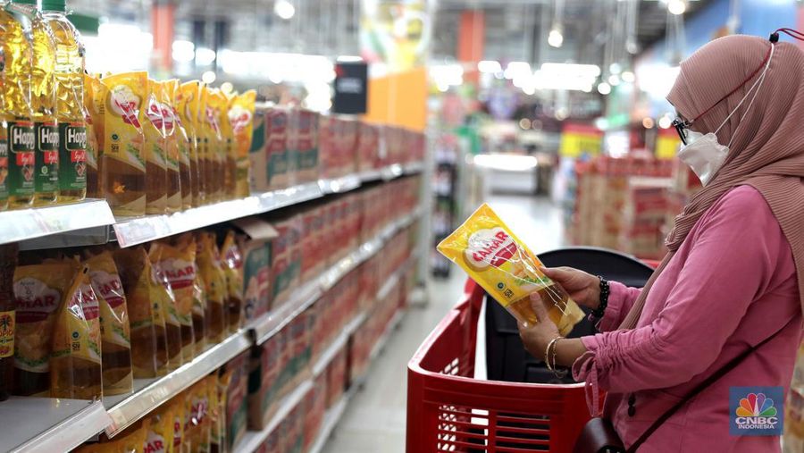 Penjualan Minyak Goreng Kemasan di Supermarket, Selasa (29/3/2022). (CNBC Indonesia/ Muhammad Sabki)