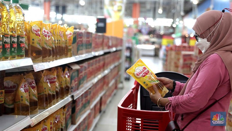 Penjualan Minyak Goreng Kemasan di Supermarket, Selasa (29/3/2022). (CNBC Indonesia/ Muhammad Sabki)