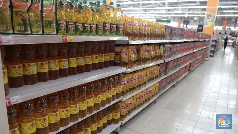 Penjualan Minyak Goreng Kemasan di Supermarket, Selasa (29/3/2022). (CNBC Indonesia/ Muhammad Sabki)