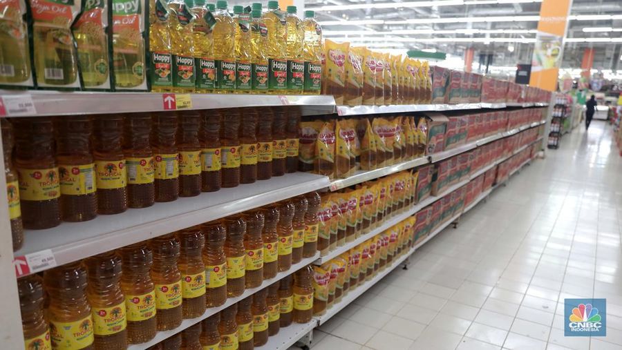 Penjualan Minyak Goreng Kemasan di Supermarket, Selasa (29/3/2022). (CNBC Indonesia/ Muhammad Sabki)