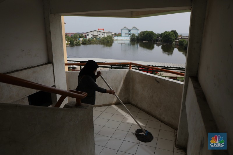 Polusi Debu Batu bara di Rusun Marunda Kondisi Rusun Maunda yang terdampak polusi debu batu bara, Selasa (29/3/2022). Forum Masyarakat Rusunawa Marunda dan sekitarnya menyatakan bahwa saat ini di lingkungan tempat tinggal mereka sedang mengalami pencemaran lingkungan debu batu bara dalam bentuk flying ash bottom ash (FABA) atau debu yang terbawa angin yang berasal dari bongkar muat batu bara di Pelabuhan Marunda, Jakarta Utara. (CNBC Indonesia/ Tri Susilo)