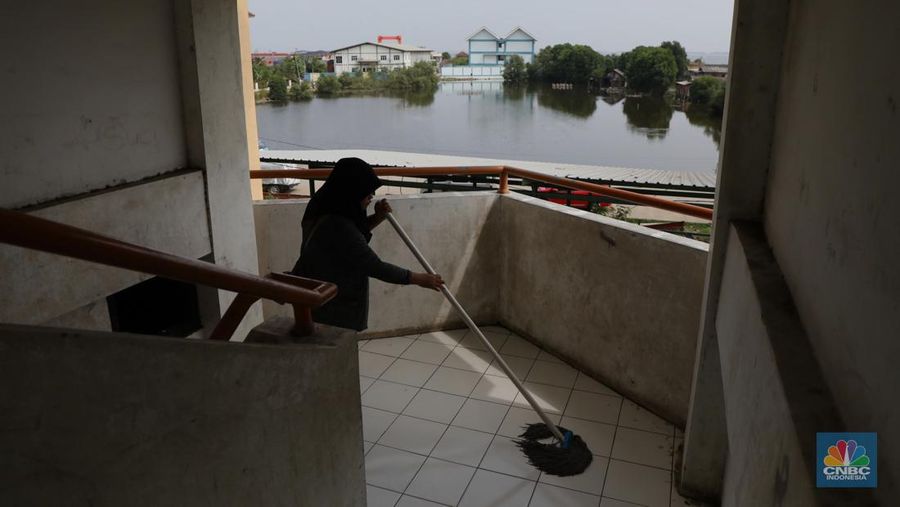 Kondisi Rusun Maunda yang terdampak polusi debu batu bara, Selasa (29/3/2022). Forum Masyarakat Rusunawa Marunda dan sekitarnya menyatakan bahwa saat ini di lingkungan tempat tinggal mereka sedang mengalami pencemaran lingkungan debu batu bara dalam bentuk flying ash bottom ash (FABA) atau debu yang terbawa angin yang berasal dari bongkar muat batu bara di Pelabuhan Marunda, Jakarta Utara. (²©²ÊÍøÕ¾/ Tri Susilo)