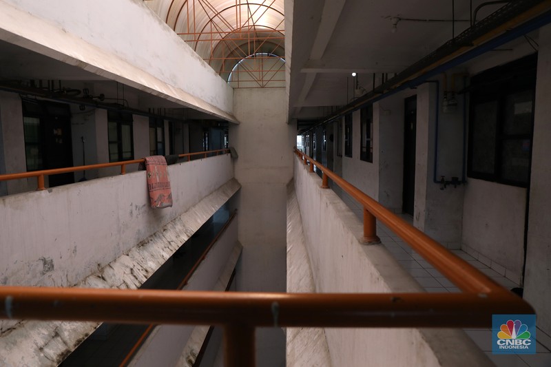 Polusi Debu Batu bara di Rusun Marunda Kondisi Rusun Maunda yang terdampak polusi debu batu bara, Selasa (29/3/2022). Forum Masyarakat Rusunawa Marunda dan sekitarnya menyatakan bahwa saat ini di lingkungan tempat tinggal mereka sedang mengalami pencemaran lingkungan debu batu bara dalam bentuk flying ash bottom ash (FABA) atau debu yang terbawa angin yang berasal dari bongkar muat batu bara di Pelabuhan Marunda, Jakarta Utara. (CNBC Indonesia/ Tri Susilo)