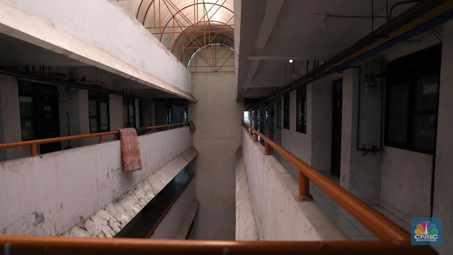 Kondisi Rusun Maunda yang terdampak polusi debu batu bara,  Selasa (29/3/2022). Forum Masyarakat Rusunawa Marunda dan sekitarnya menyatakan bahwa saat ini di lingkungan tempat tinggal mereka sedang mengalami pencemaran lingkungan debu batu bara dalam bentuk flying ash bottom ash (FABA) atau debu yang terbawa angin yang berasal dari bongkar muat batu bara di Pelabuhan Marunda, Jakarta Utara.   (CNBC Indonesia/ Tri Susilo)