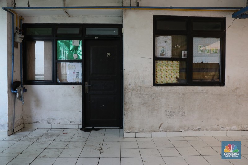 Polusi Debu Batu bara di Rusun Marunda Kondisi Rusun Maunda yang terdampak polusi debu batu bara, Selasa (29/3/2022). Forum Masyarakat Rusunawa Marunda dan sekitarnya menyatakan bahwa saat ini di lingkungan tempat tinggal mereka sedang mengalami pencemaran lingkungan debu batu bara dalam bentuk flying ash bottom ash (FABA) atau debu yang terbawa angin yang berasal dari bongkar muat batu bara di Pelabuhan Marunda, Jakarta Utara. (CNBC Indonesia/ Tri Susilo)