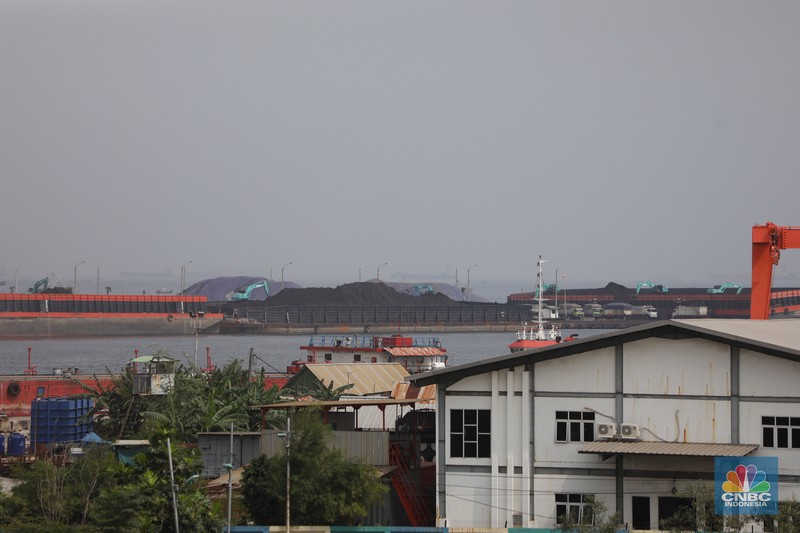 Polusi Debu Batu bara di Rusun Marunda Kondisi Rusun Maunda yang terdampak polusi debu batu bara, Selasa (29/3/2022). Forum Masyarakat Rusunawa Marunda dan sekitarnya menyatakan bahwa saat ini di lingkungan tempat tinggal mereka sedang mengalami pencemaran lingkungan debu batu bara dalam bentuk flying ash bottom ash (FABA) atau debu yang terbawa angin yang berasal dari bongkar muat batu bara di Pelabuhan Marunda, Jakarta Utara. (CNBC Indonesia/ Tri Susilo)