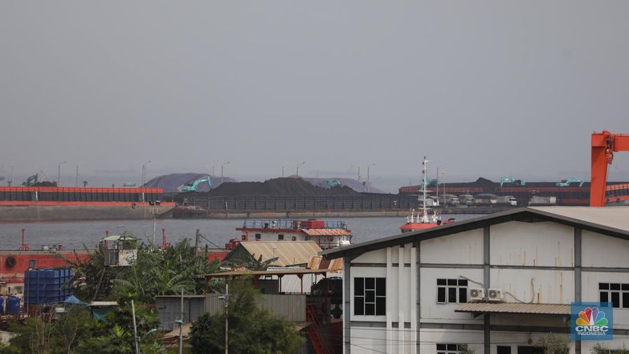 Kondisi Rusun Maunda yang terdampak polusi debu batu bara,  Selasa (29/3/2022). Forum Masyarakat Rusunawa Marunda dan sekitarnya menyatakan bahwa saat ini di lingkungan tempat tinggal mereka sedang mengalami pencemaran lingkungan debu batu bara dalam bentuk flying ash bottom ash (FABA) atau debu yang terbawa angin yang berasal dari bongkar muat batu bara di Pelabuhan Marunda, Jakarta Utara.   (CNBC Indonesia/ Tri Susilo)