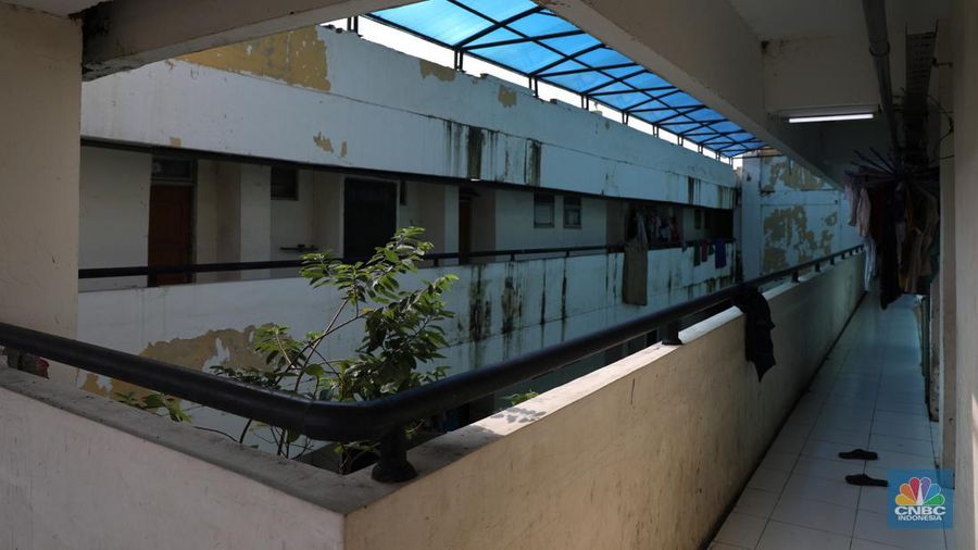 Kondisi Rusun Maunda yang terdampak polusi debu batu bara,  Selasa (29/3/2022). Forum Masyarakat Rusunawa Marunda dan sekitarnya menyatakan bahwa saat ini di lingkungan tempat tinggal mereka sedang mengalami pencemaran lingkungan debu batu bara dalam bentuk flying ash bottom ash (FABA) atau debu yang terbawa angin yang berasal dari bongkar muat batu bara di Pelabuhan Marunda, Jakarta Utara.   (CNBC Indonesia/ Tri Susilo)