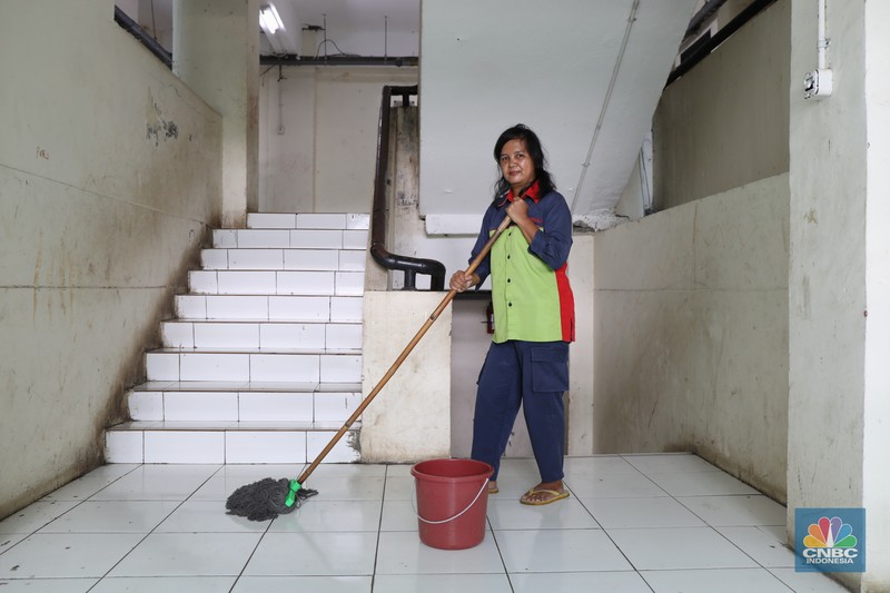 Polusi Debu Batu bara di Rusun Marunda Kondisi Rusun Maunda yang terdampak polusi debu batu bara, Selasa (29/3/2022). Forum Masyarakat Rusunawa Marunda dan sekitarnya menyatakan bahwa saat ini di lingkungan tempat tinggal mereka sedang mengalami pencemaran lingkungan debu batu bara dalam bentuk flying ash bottom ash (FABA) atau debu yang terbawa angin yang berasal dari bongkar muat batu bara di Pelabuhan Marunda, Jakarta Utara. (CNBC Indonesia/ Tri Susilo)