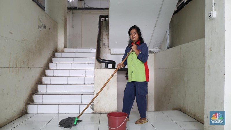 Kondisi Rusun Maunda yang terdampak polusi debu batu bara,  Selasa (29/3/2022). Forum Masyarakat Rusunawa Marunda dan sekitarnya menyatakan bahwa saat ini di lingkungan tempat tinggal mereka sedang mengalami pencemaran lingkungan debu batu bara dalam bentuk flying ash bottom ash (FABA) atau debu yang terbawa angin yang berasal dari bongkar muat batu bara di Pelabuhan Marunda, Jakarta Utara.   (CNBC Indonesia/ Tri Susilo)