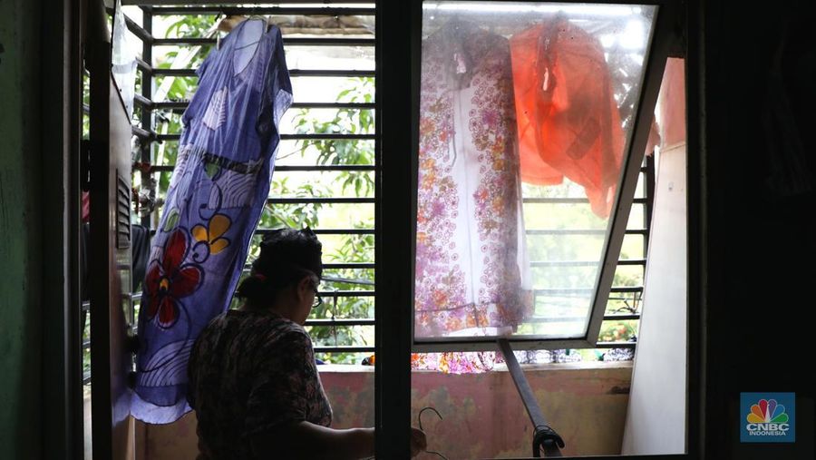 Kondisi Rusun Maunda yang terdampak polusi debu batu bara,  Selasa (29/3/2022). Forum Masyarakat Rusunawa Marunda dan sekitarnya menyatakan bahwa saat ini di lingkungan tempat tinggal mereka sedang mengalami pencemaran lingkungan debu batu bara dalam bentuk flying ash bottom ash (FABA) atau debu yang terbawa angin yang berasal dari bongkar muat batu bara di Pelabuhan Marunda, Jakarta Utara.   (CNBC Indonesia/ Tri Susilo)