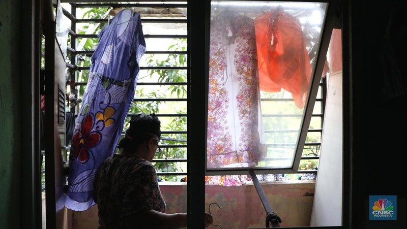 Kondisi Rusun Maunda yang terdampak polusi debu batu bara,  Selasa (29/3/2022). Forum Masyarakat Rusunawa Marunda dan sekitarnya menyatakan bahwa saat ini di lingkungan tempat tinggal mereka sedang mengalami pencemaran lingkungan debu batu bara dalam bentuk flying ash bottom ash (FABA) atau debu yang terbawa angin yang berasal dari bongkar muat batu bara di Pelabuhan Marunda, Jakarta Utara.   (CNBC Indonesia/ Tri Susilo)