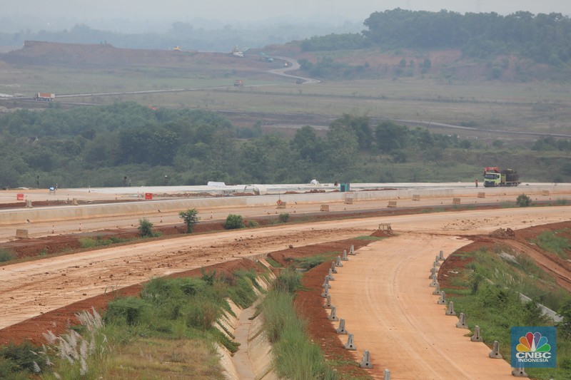 Suasana proyek Tol Jakarta – Cikampek II Selatan di kawasan Sadang, Jawa Barat, Jumat (25/3/2022). Jalan Tol Jakarta-Cikampek II Selatan memiliki panjang 64 km yang terdiri atas 3 seksi. (CNBC Indonesia/ Andrean Kristianto)