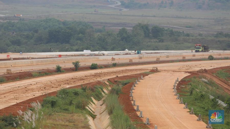 Suasana proyek Tol Jakarta – Cikampek II Selatan di kawasan Sadang, Jawa Barat, Jumat (25/3/2022). Jalan Tol Jakarta-Cikampek II Selatan memiliki panjang 64 km yang terdiri atas 3 seksi. (CNBC Indonesia/ Andrean Kristianto)