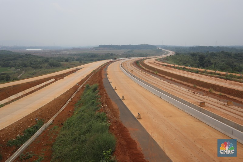 Suasana proyek Tol Jakarta – Cikampek II Selatan di kawasan Sadang, Jawa Barat, Jumat (25/3/2022). Jalan Tol Jakarta-Cikampek II Selatan memiliki panjang 64 km yang terdiri atas 3 seksi. (CNBC Indonesia/ Andrean Kristianto)