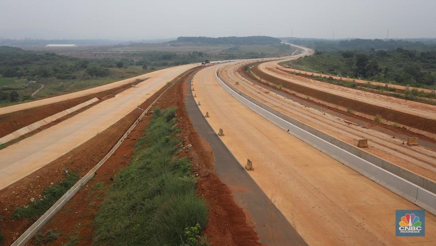 Suasana proyek Tol Jakarta – Cikampek II Selatan di kawasan Sadang, Jawa Barat, Jumat (25/3/2022). Jalan Tol Jakarta-Cikampek II Selatan memiliki panjang 64 km yang terdiri atas 3 seksi. (վ/ Andrean Kristianto)