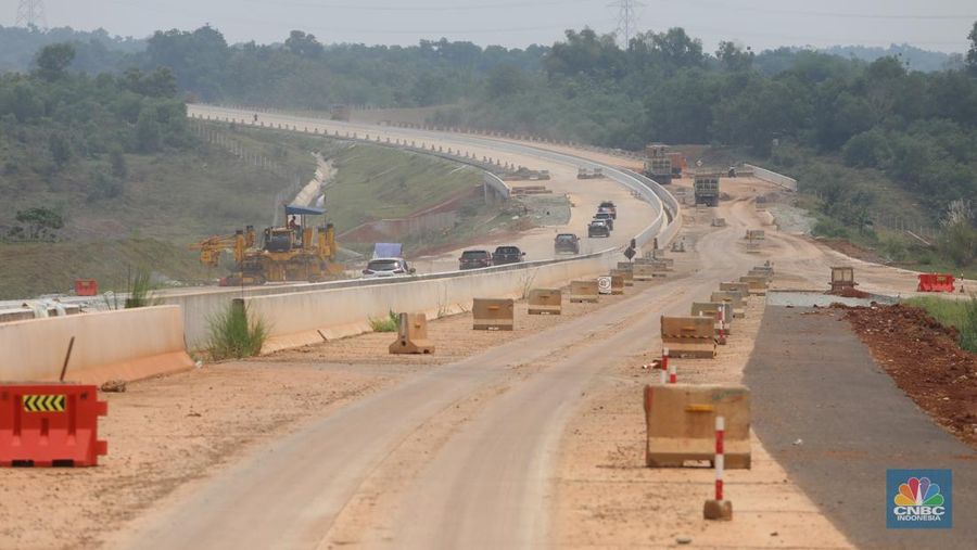 Suasana proyek Tol Jakarta – Cikampek II Selatan di kawasan Sadang, Jawa Barat, Jumat (25/3/2022). Jalan Tol Jakarta-Cikampek II Selatan memiliki panjang 64 km yang terdiri atas 3 seksi. (CNBC Indonesia/ Andrean Kristianto)
