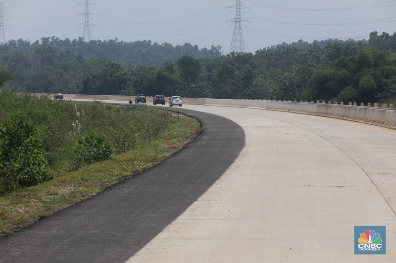 Foto udara suasana proyek Simpang Susun Sadang, Jawa Barat, Jumat (25/3/2022). Simpang susun Sadang termasuk proyek proyek pembangunan Jalan Tol Jakarta-Cikampek II Selatan. (CNBC Indonesia/ Andrean Kristianto)