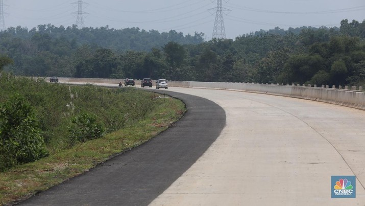 Suasana proyek Tol Jakarta – Cikampek II Selatan di kawasan Sadang, Jawa Barat, Jumat (25/3/2022). Jalan Tol Jakarta-Cikampek II Selatan memiliki panjang 64 km yang terdiri atas 3 seksi. (CNBC Indonesia/ Andrean Kristianto)