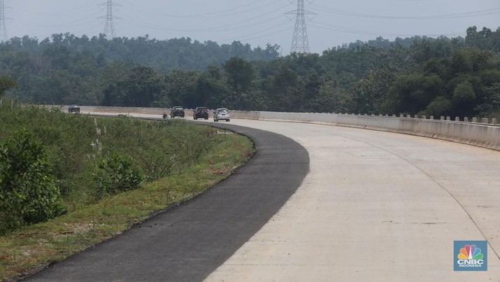 Proyek Jalan Tol Jakarta-Cikampek II Selatan Suasana proyek Tol Jakarta – Cikampek II Selatan di kawasan Sadang, Jawa Barat, Jumat (25/3/2022). Jalan Tol Jakarta-Cikampek II Selatan memiliki panjang 64 km yang terdiri atas 3 seksi. (CNBC Indonesia/ Andrean Kristianto)
