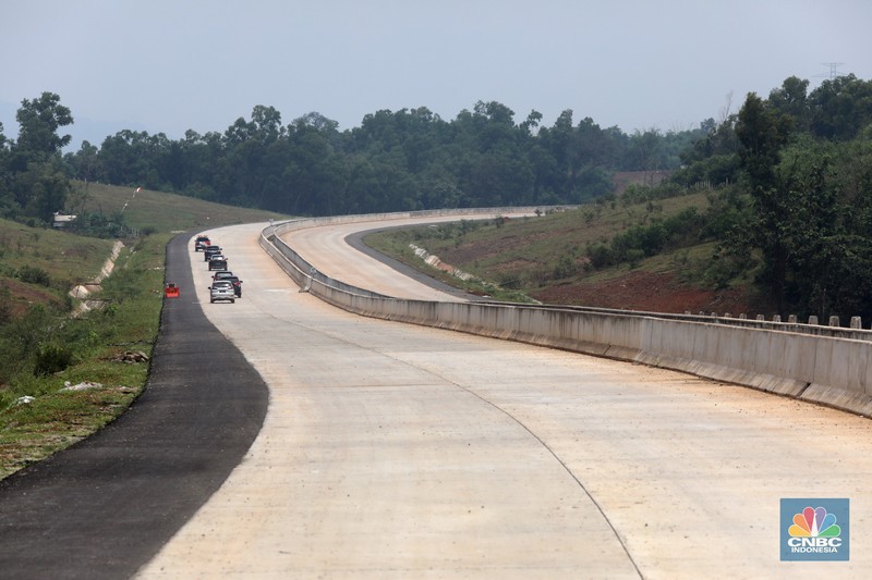 Suasana proyek Tol Jakarta – Cikampek II Selatan di kawasan Sadang, Jawa Barat, Jumat (25/3/2022). Jalan Tol Jakarta-Cikampek II Selatan memiliki panjang 64 km yang terdiri atas 3 seksi. (CNBC Indonesia/ Andrean Kristianto)