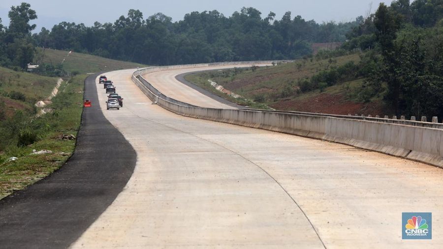 Suasana proyek Tol Jakarta – Cikampek II Selatan di kawasan Sadang, Jawa Barat, Jumat (25/3/2022). Jalan Tol Jakarta-Cikampek II Selatan memiliki panjang 64 km yang terdiri atas 3 seksi. (վ/ Andrean Kristianto)