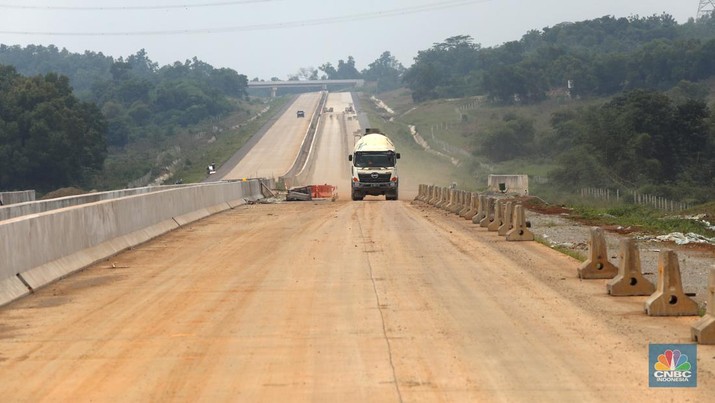 Proyek Jalan Tol Jakarta-Cikampek II Selatan Suasana proyek Tol Jakarta – Cikampek II Selatan di kawasan Sadang, Jawa Barat, Jumat (25/3/2022). Jalan Tol Jakarta-Cikampek II Selatan memiliki panjang 64 km yang terdiri atas 3 seksi. (CNBC Indonesia/ Andrean Kristianto)