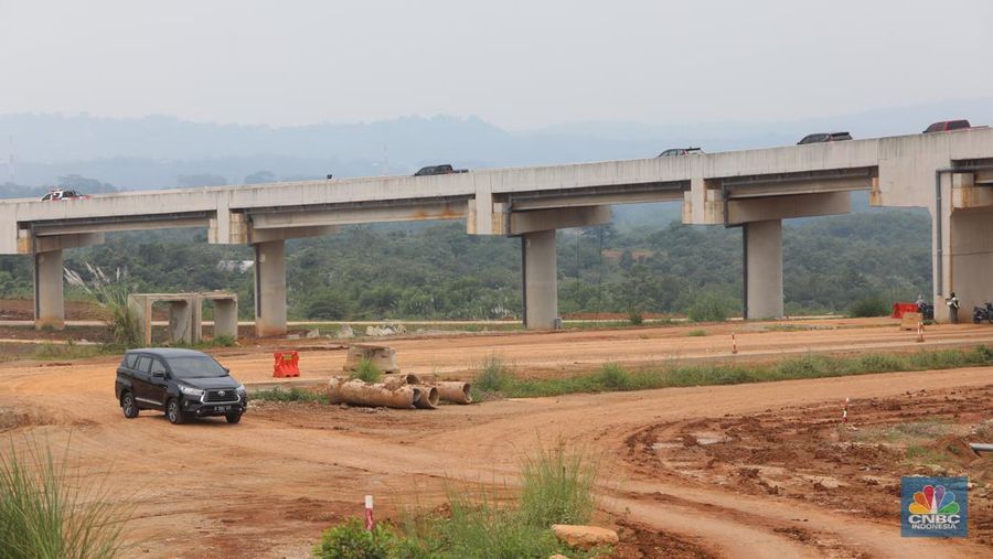 Suasana proyek Tol Jakarta – Cikampek II Selatan di kawasan Sadang, Jawa Barat, Jumat (25/3/2022). Jalan Tol Jakarta-Cikampek II Selatan memiliki panjang 64 km yang terdiri atas 3 seksi. (CNBC Indonesia/ Andrean Kristianto)