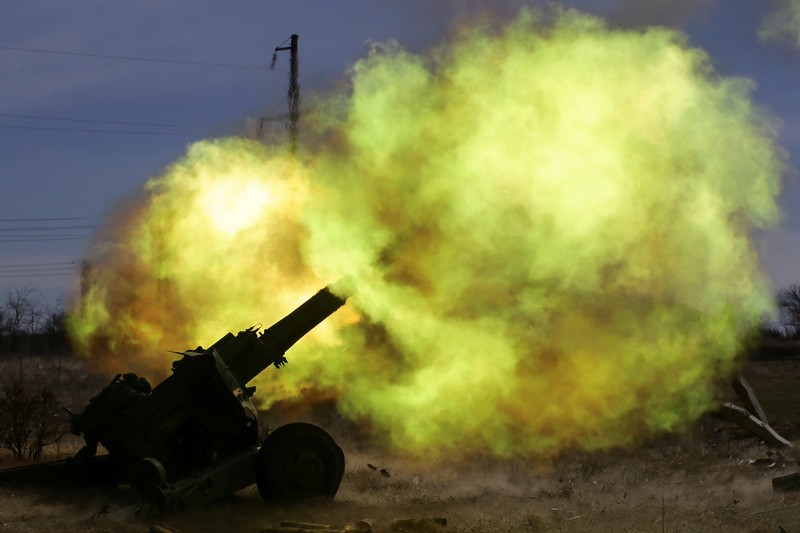 A member of the Ukrainian Volunteer Corps fires with a howitzer, as Russia's attack on Ukraine continues, at a position in Zaporizhzhia region, Ukraine March 28, 2022. Picture taken March 28, 2022. REUTERS/Stanislav Yurchenko
