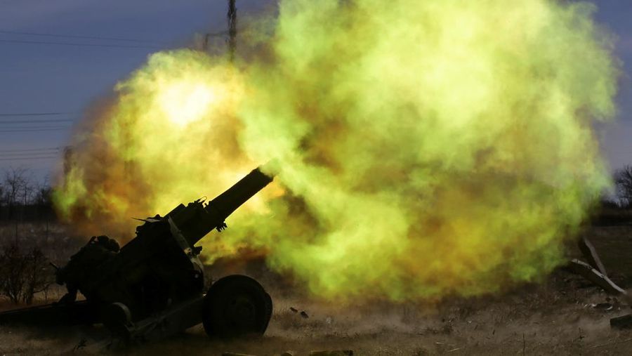 A member of the Ukrainian Volunteer Corps fires with a howitzer, as Russia's attack on Ukraine continues, at a position in Zaporizhzhia region, Ukraine March 28, 2022. Picture taken March 28, 2022. REUTERS/Stanislav Yurchenko