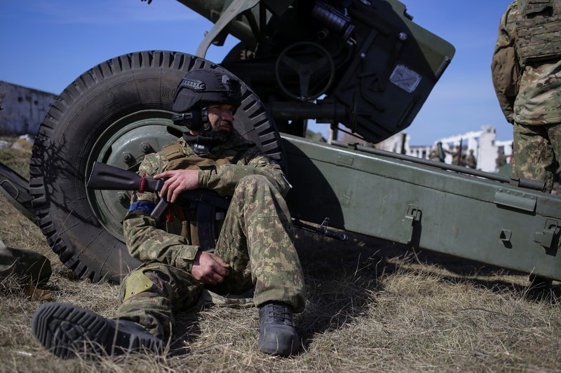 A member of the Ukrainian Volunteer Corps fires with a howitzer, as Russia's attack on Ukraine continues, at a position in Zaporizhzhia region, Ukraine March 28, 2022. Picture taken March 28, 2022. REUTERS/Stanislav Yurchenko