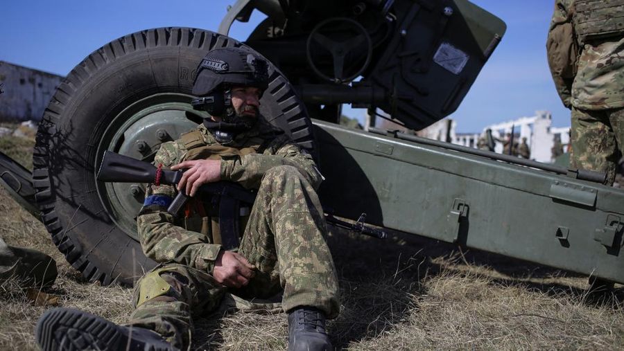 A member of the Ukrainian Volunteer Corps fires with a howitzer, as Russia's attack on Ukraine continues, at a position in Zaporizhzhia region, Ukraine March 28, 2022. Picture taken March 28, 2022. REUTERS/Stanislav Yurchenko