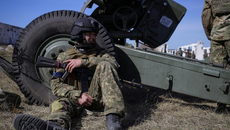 A member of the Ukrainian Volunteer Corps fires with a howitzer, as Russia's attack on Ukraine continues, at a position in Zaporizhzhia region, Ukraine March 28, 2022. Picture taken March 28, 2022. REUTERS/Stanislav Yurchenko