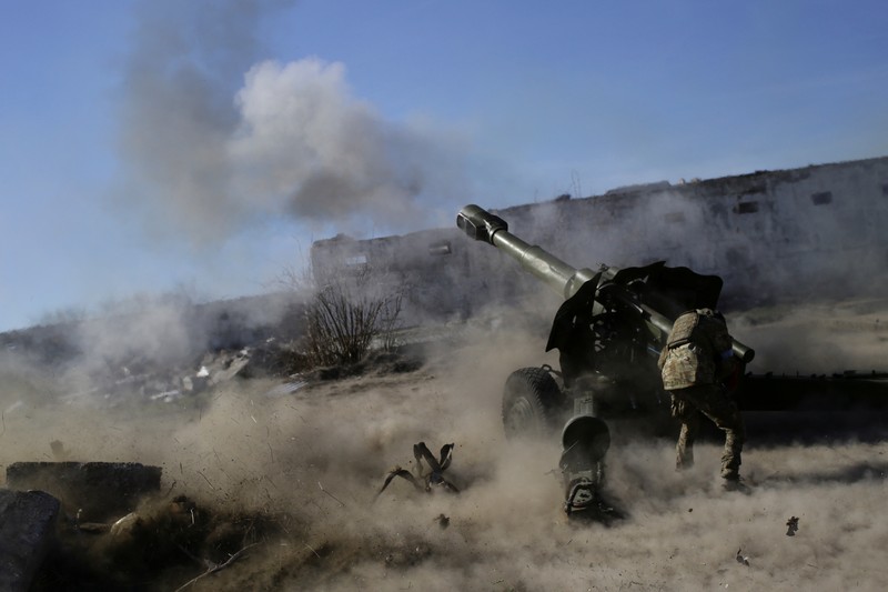Seorang anggota Korps Relawan Ukraina menembak dengan howitzer saat serangan Rusia ke Ukraina A member of the Ukrainian Volunteer Corps fires with a howitzer, as Russia's attack on Ukraine continues, at a position in Zaporizhzhia region, Ukraine March 28, 2022. Picture taken March 28, 2022. REUTERS/Stanislav Yurchenko