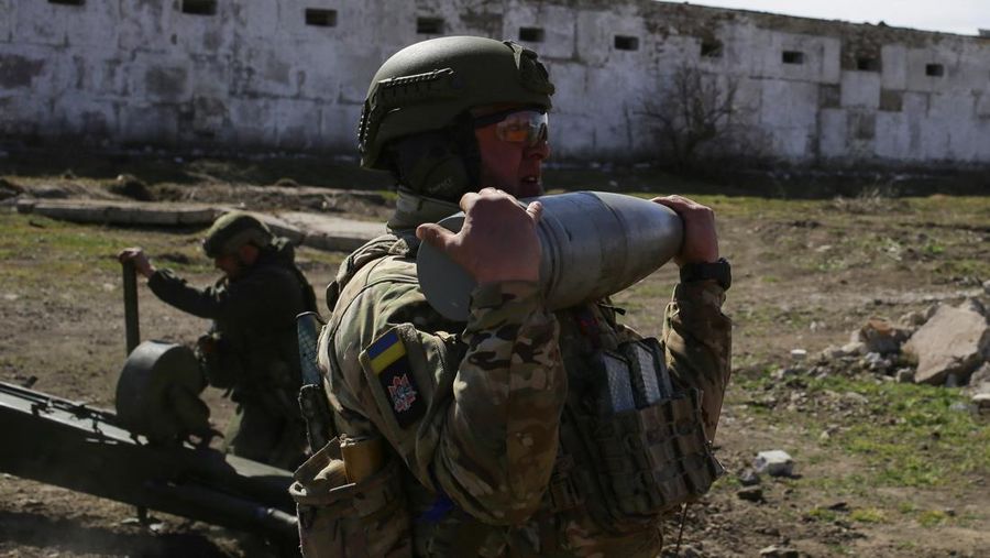 A member of the Ukrainian Volunteer Corps fires with a howitzer, as Russia's attack on Ukraine continues, at a position in Zaporizhzhia region, Ukraine March 28, 2022. Picture taken March 28, 2022. REUTERS/Stanislav Yurchenko