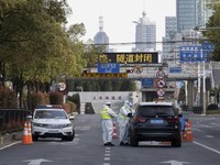 Drama Shanghai Lockdown! Karyawan Nginap di Kantor-Bawa Mie