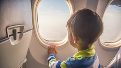 Apakah Anak Kecil Harus Beli Tiket Pesawat? Ini Aturannya